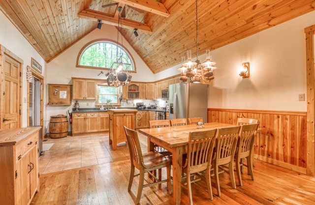 "Charming 3-Bedroom Chalet in Harpers Ferry, WV: Perfect Escape"