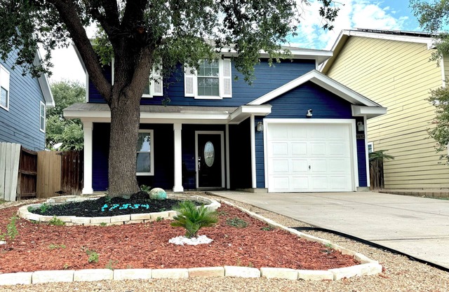 Charming 3-bedroom 2.5 bathroom house with AC and WiFi in Laredo