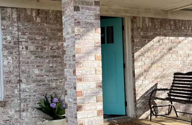 Charming 3-bedroom 2-full bathroom house in enchanting Broken Bow with WiFi, AC.
