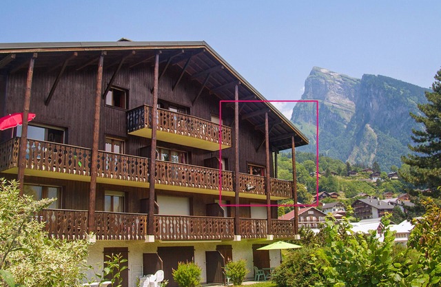 Charming 3 Bedroom Alpine Apartment. Central location and with beautiful views