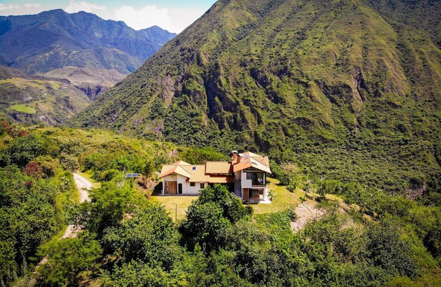 Charming 3-bedroom bed & breakfast in the mountains outside of Quito with WiFi
