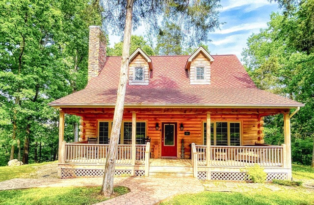 Charming 3 bedroom cabin in Shenandoah with hot tub, firepit and river access