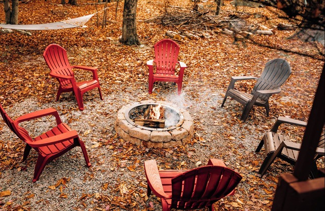 Charming 3-bedroom cabin with AC in a community filled with amenities