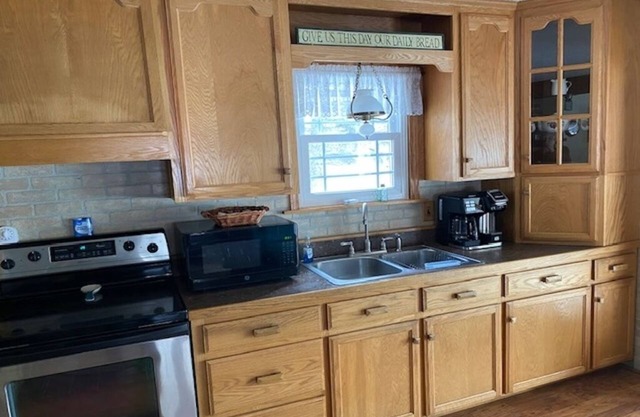 Charming 3-bedroom country house with AC, WiFi near Ski Sawmill