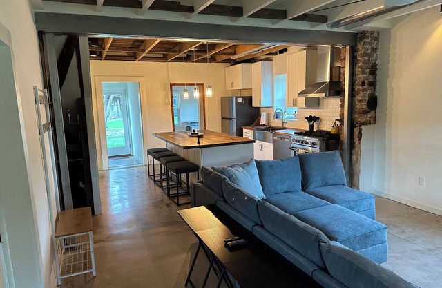 Charming 3-bedroom farmhouse with AC and WiFi in Free Union