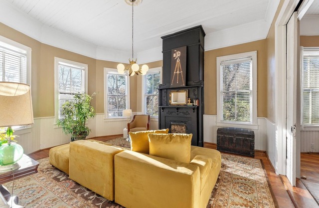 Charming 3-bedroom historic 1888 cottage located in downtown Abbeville