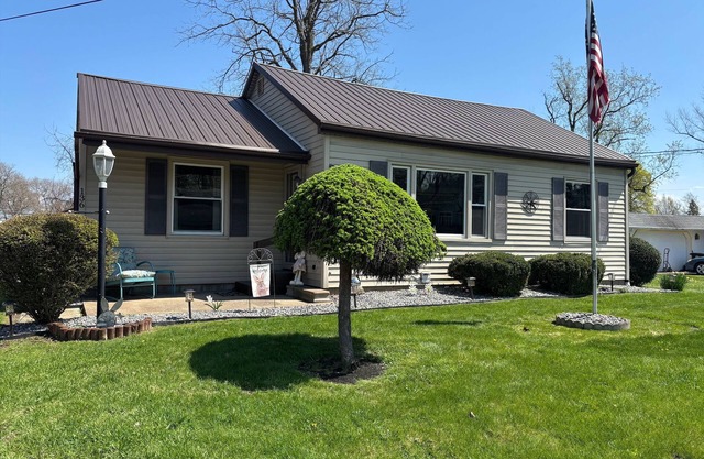 Charming 3-bedroom house steps from Lake Shore Park in Ashtabula with WiFi, AC