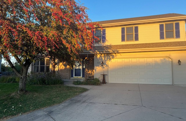 Charming 3-bedroom house with WiFi and AC in Oshkosh close to EAA