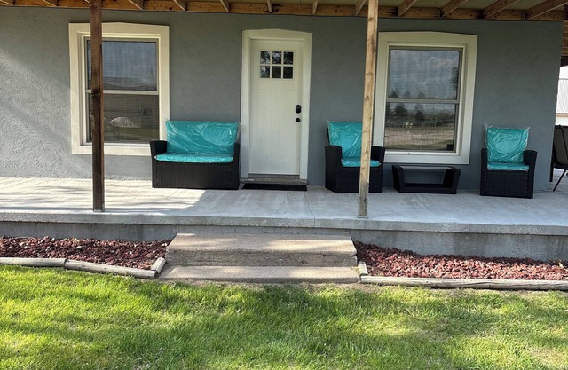 Charming 3-bedroom house in wonderful town of Oshkosh, family and pet friendly!