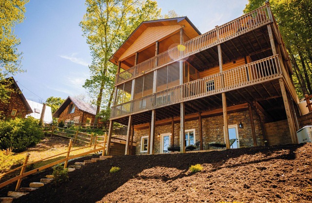 Charming 3-bedroom house on lovely Claytor Lake with AC, WiFi, and lake views