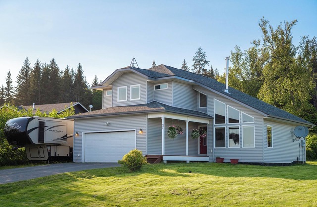 Charming 3-bedroom house with Jetted Tub and Big Backyard!