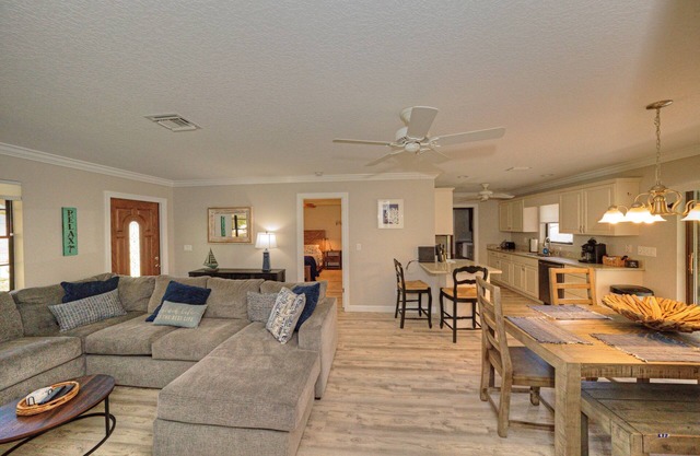 Charming 3-bedroom house in delightful Stuart on a quiet dead end street.