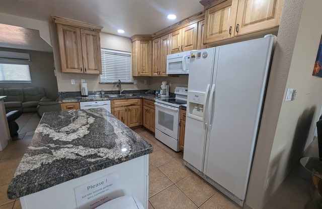 Charming 3-bedroom house with WiFi and AC on the South Shores of Lake Powell