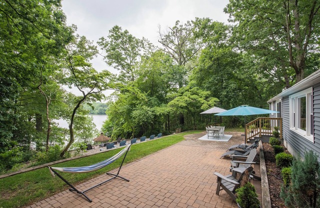 Charming 3-bedroom lake house with a seasonal private pool and seasonal hot tub!