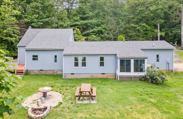 Charming 3-bedroom nestled in the country with WiFi and wooded acres in Louisa