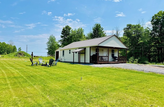 Charming 3-bedroom Sandy Pond cottage with AC, WiFi