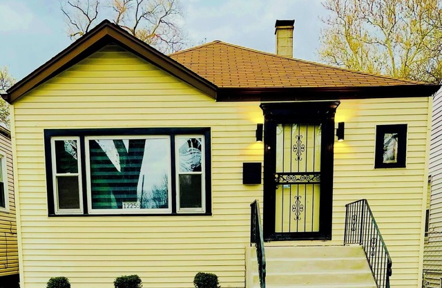 Charming 3-bedroom smart house in fabulous Chicago with AC, WiFi