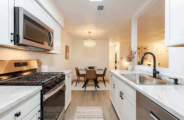 Charming 3-bedroom townhome with lots of amenities in upscale Round Rock