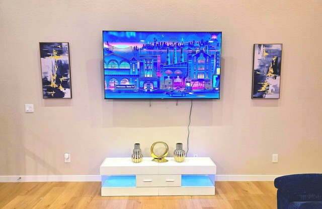 Charming 3-bedroom townhome with WiFi, AC in fabulous Phoenix
