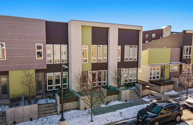 Charming 3-bedroom townhome with fitness room and AC in gorgeous Denver