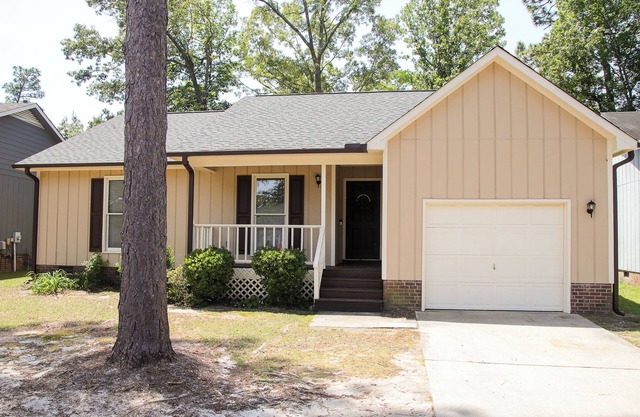 Charming 3-bedroom home in Fayetteville: 5 min from Base