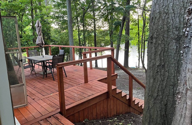 Charming 3-bedroom house with AC and WiFi in wonderful Fayetteville lake front!