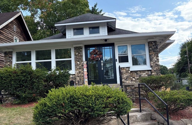 Charming 3-bedroom house with AC in Indianapolis