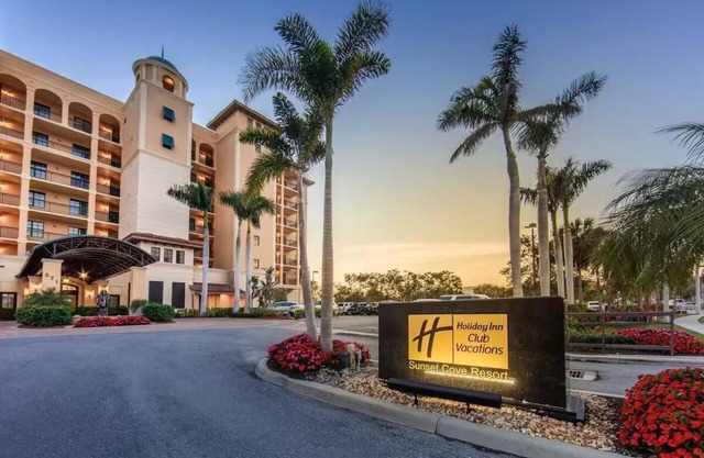 Charming 3-bedroom resort with fitness room, WiFi in amazing Marco Island.