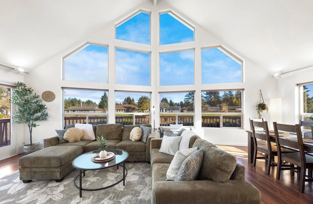 Charming 3-bedroom kid/family friendly getaway beach house