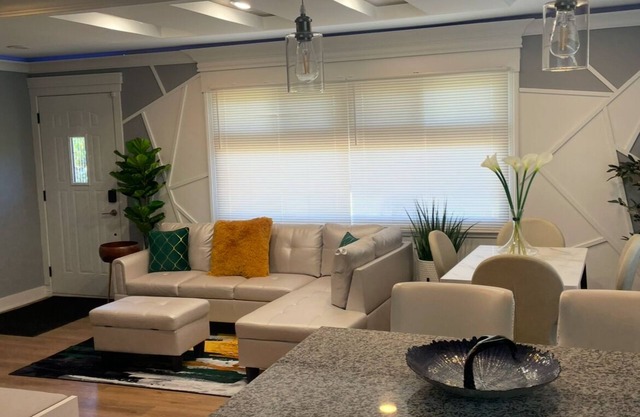 Charming 3-bedroom house in Park Forest with WiFi, Large Flat Panel TVs & Google