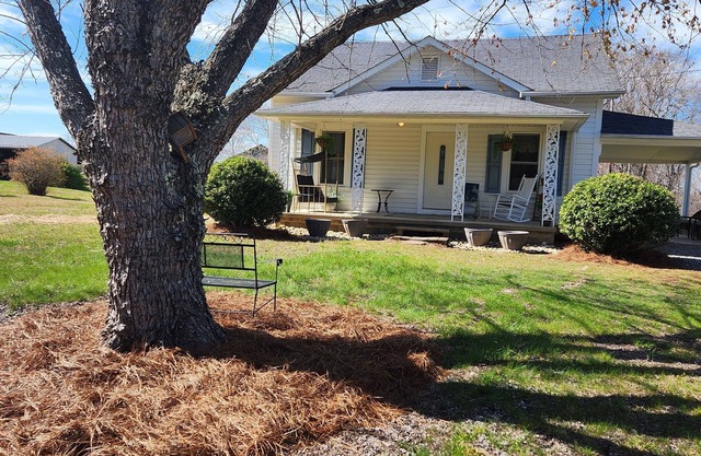 Charming 3-bedroom cottage with AC, WiFi in serene Walnut Cove.