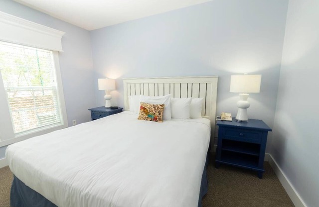Charming 3-bedroom resort with AC, fitness room in Williamsburg, and 3 pools.