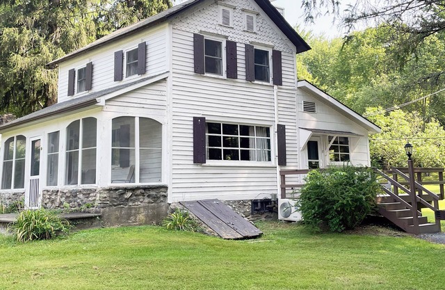 Charming 3 BR Farmhouse in the Poconos on Private Resort