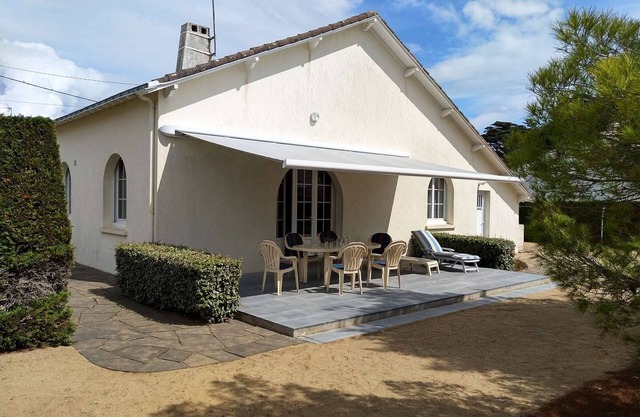 Charming 3-Room House with Garden Near Beach – Sleeps 6