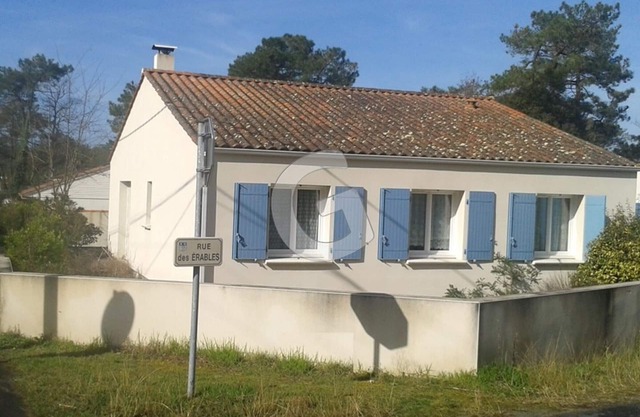 Charming 3-Star House near La Terrière Beach, WiFi, Sleeps 6, Garden, Terrace, Walk to Shops