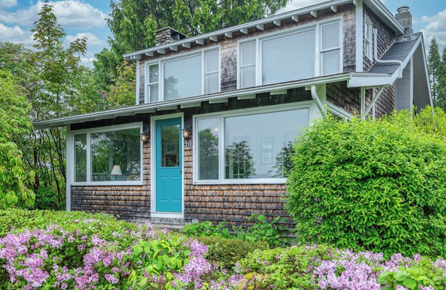 Charming 3BR, 2.5BA home with access to Merriconeag Sound