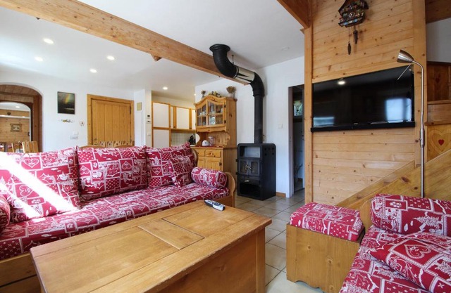 Charming 4-bed Chalet, Mountain Views, Double Garage