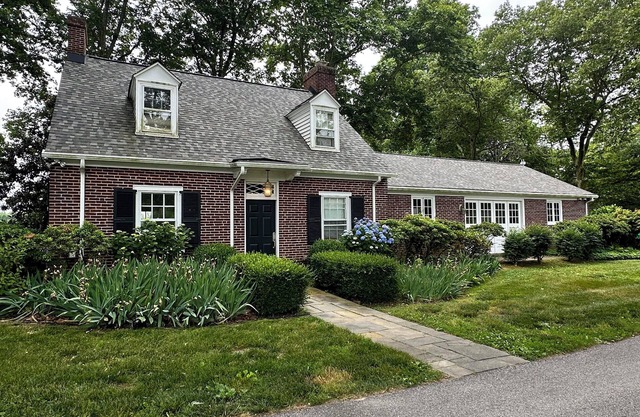 Charming 4-Bedroom Cottage - Vineyard Views & Waterfront Tasting Room & Resort