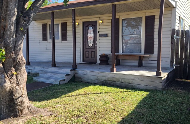 Charming 4 bedroom home. Entire home and back yard all to yourself. Free wifi