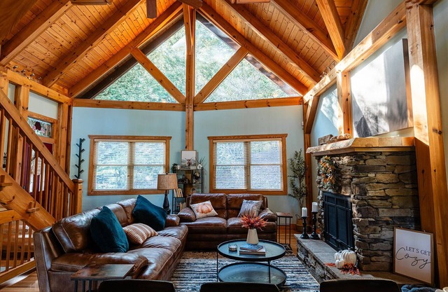 Charming 4-bedroom cabin with Hot Tub and Firepit in Old Fort