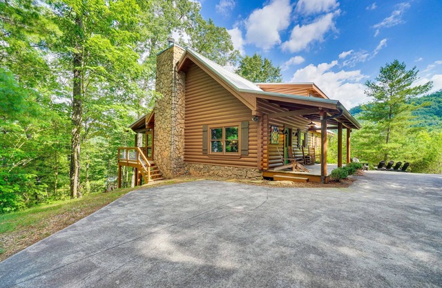 Charming 4-bedroom cabin 4 miles from the Smokey Mountain National Park