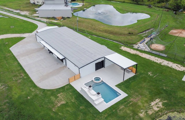 Charming 4-bedroom farmhouse in Alvin with Pool & Pond!