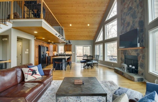 Charming 4-bedroom home with WiFi, game room and more near Wintergreen Resort!