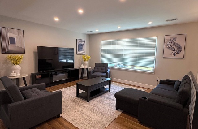 Charming 4-bedroom house with WiFi and AC in Woodbridge