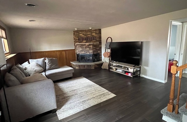 Charming 4-bedroom house in Appleton with Hot Tub and fenced yard