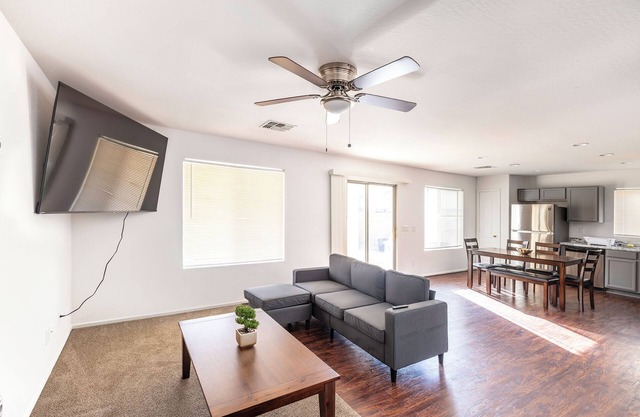 Charming 4-bedroom house in marvelous Maricopa. Close to major freeways. AC/WIFI