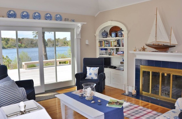 Charming 4-bedroom house with fresh water dock & shark-free swimming!