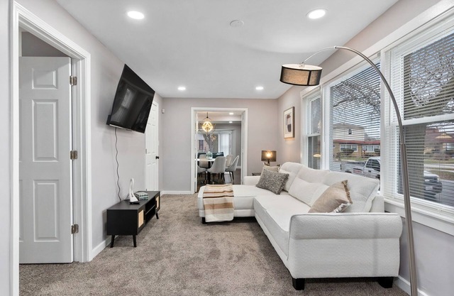 Charming 4-bedroom house with WiFi and AC in lovely Chicago
