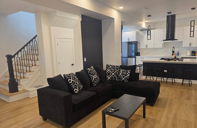 Charming 4-bedroom house with WiFi, AC in superb Chicago Chatham