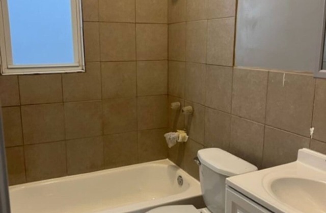 Charming 4-bedroom house with AC and WiFi in fabulous Chicago